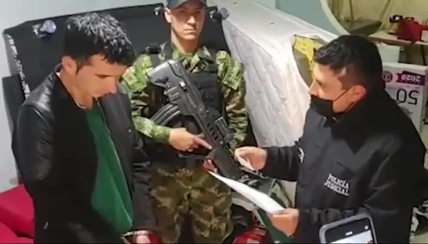 Uno de los capturados por Fiscalía y Ejército en una bodega de Bogotá.