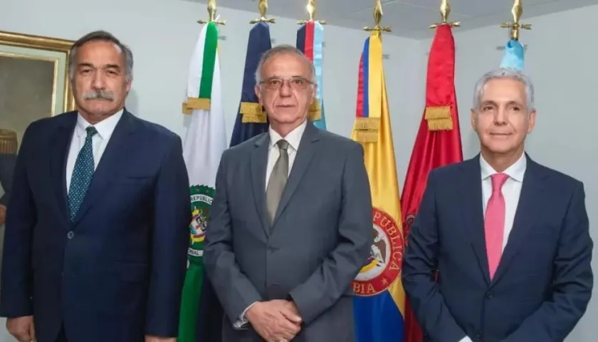 Ministro, Iván Velásquez, y viceministros posesionados, Rafael Lara; y mayor general (r) Ricardo Díaz.