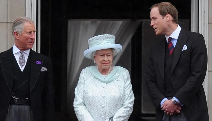 El entonces Príncipe Carlos, la Reina Isabel II y el príncipe Guillermo, en una foto de 2012.