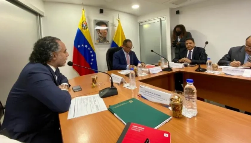 El embajador en Venezuela, Armando Benedetti, en la reunión con Ministros de Transporte de los dos países.