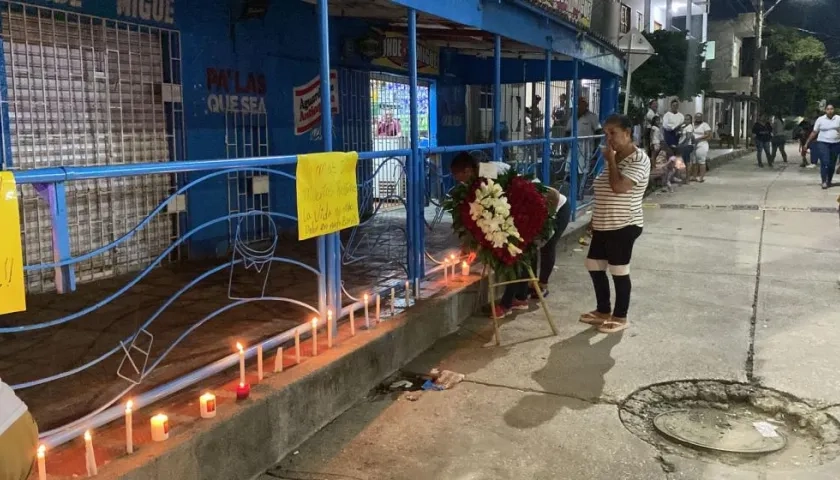 Vecinos encendieron velas en el sitio en donde murieron las seis personas.