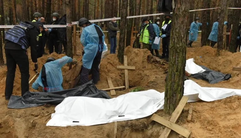 Trabajadores exhuman cuerpos de tumbas en Izium, región de Járkov, en el noreste de Ucrania.