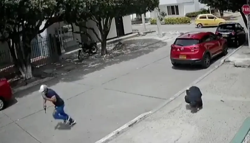 Gabriel Enrique Guillén herido a bala en el suelo, mientras el delincuente huye.
