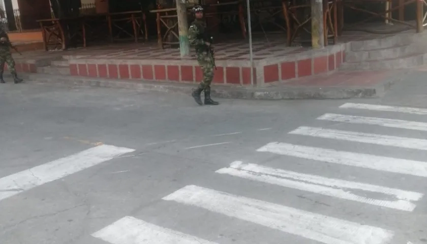 Militares hacen presencia en la 8