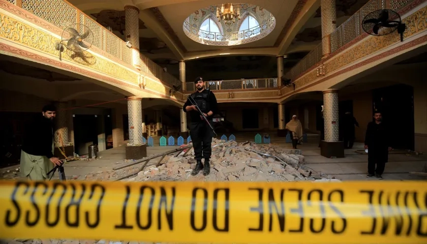 Un policía monta guardia en el interior de la mezquita en Peshawar, tras un ataque suicida.