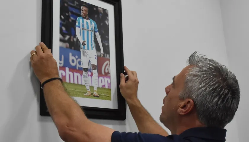 El técnico Lucas Pusineri colocó el cuadro con la foto de Balanta en el hall del estadio.