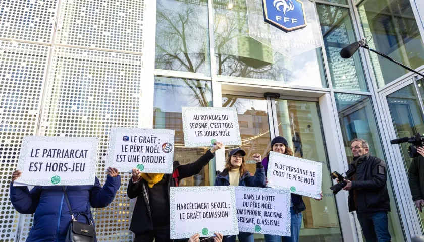 Protestas en la sede de la FFF contra su presidente Noël Le Graët.