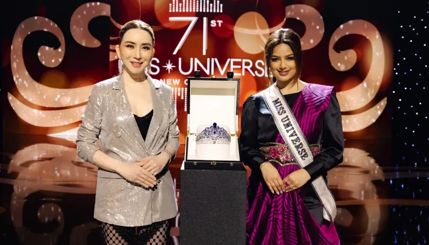 La propietaria de este certamen, Anne Jakrajutatip, y la Miss Universo 2021, Harnaaz Sandhu.