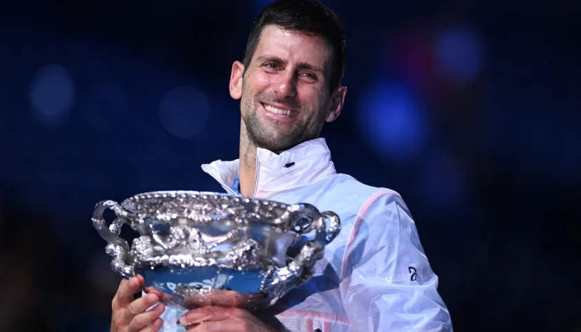 Novak Djokovic con el trofeo que lo acredita como campeón del Abierto de Australia.