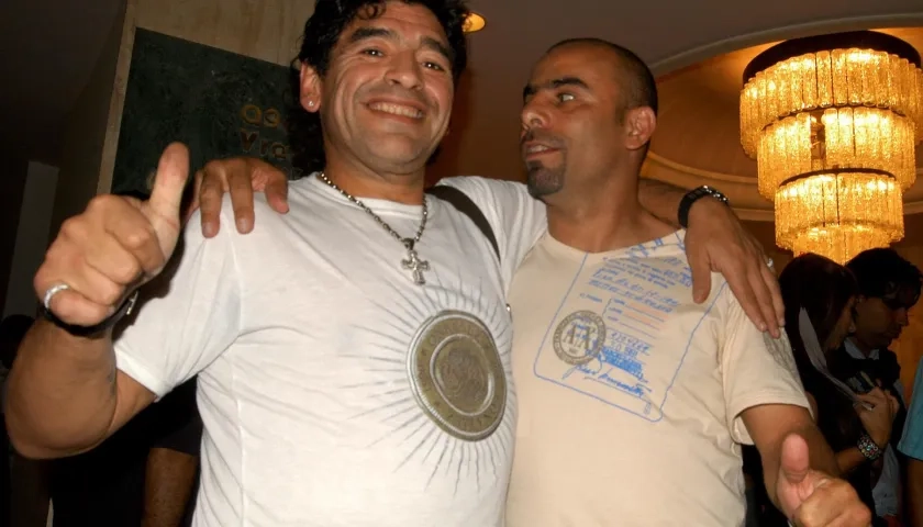 Maradona con el exfutbolista colombiano Mauricio 'Chicho' Serna.