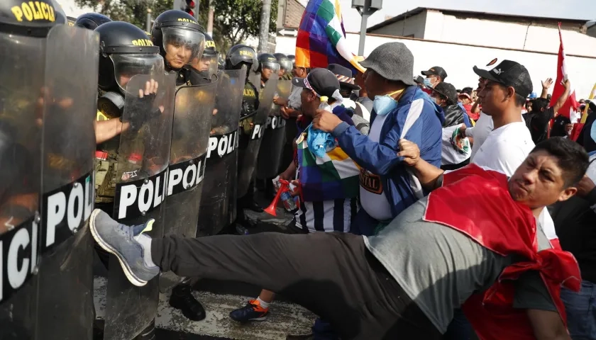 Manifestantes forcejean con miembros de la Policía durante la "toma de Lima" este jueves en Lima.