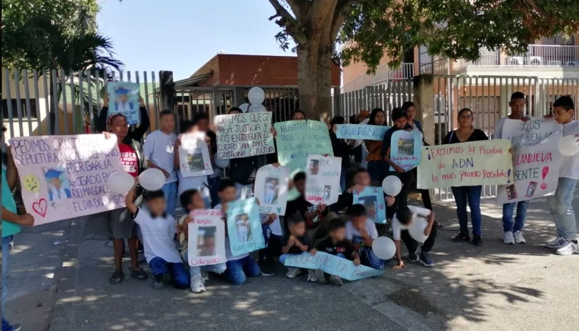 Niños, niñas y padres del menor Eder García González llevaron globos blancos y carteleras.