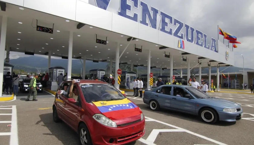 Vehículos recorren este lunes el puente binacional Atanasio Girardot, que une a las poblaciones de Cúcuta, Colombia, y Tienditas, Venezuela.