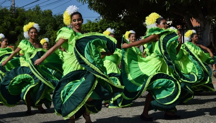 Grupo folclórico participando en el Carnaval de la 44.