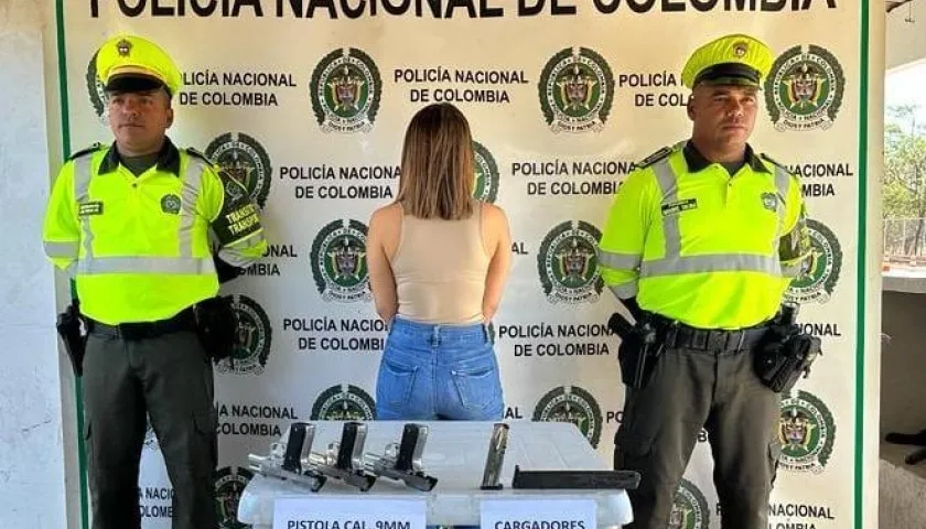 Mujer capturada con pistolas