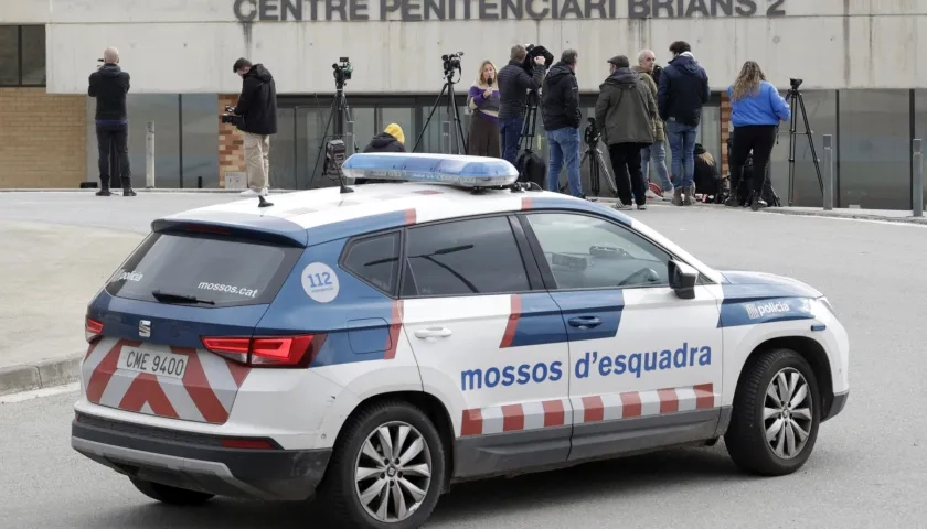 Periodistas se concentraron en las afueras del Centro Penitenciario Brians 2 a la espera del exjugador del Barça Dani Alves, ante el rumor de su posible salida.