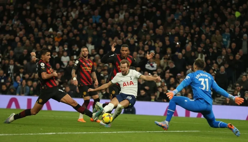 Harry Kane marca el gol que le dio la victoria al Tottenham sobre el City.