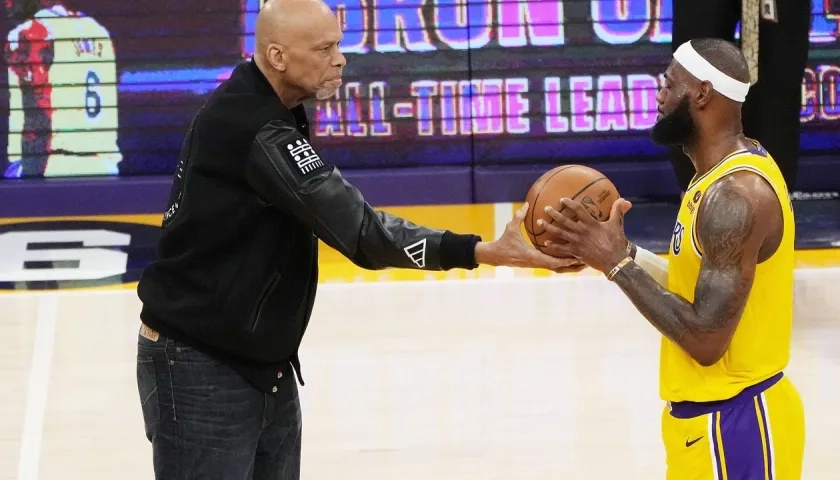 El emotivo encuentro entre Kareem Abdul-Jabbar y LeBron James. 