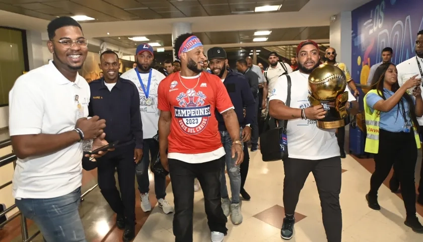 Jugadores de Tigres del Licey a su llegada a República Dominicana.