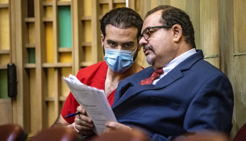 El actor mexicano Pablo Lyle escucha a su abogado Phil Reizenstein en una de las audiencias.