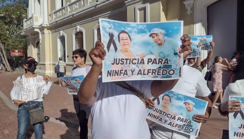 Familiares y amigos de Ninfa Agámez Trullo y Alfredo Sarmiento en la protesta de este miércoles en la Alcaldía.