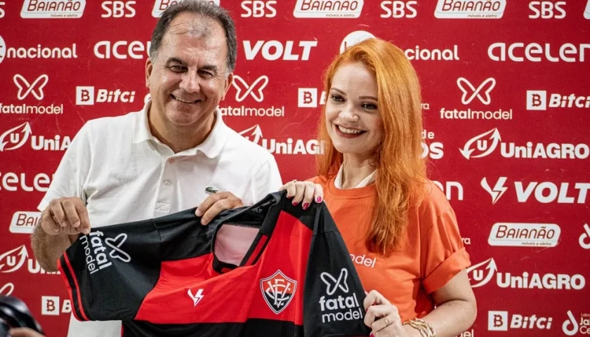 Fábio Mota, presidente del Vitoria, exhibe la camiseta del Vitória con el nuevo patrocinador.