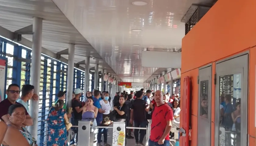 Retrasos en Transmetro por protesta de ciudadanos en murillo