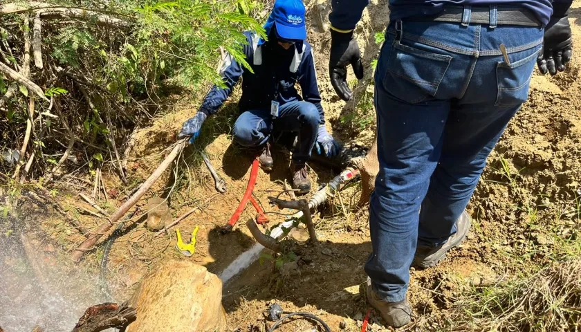 Conexión ilegal en el Acueducto costero