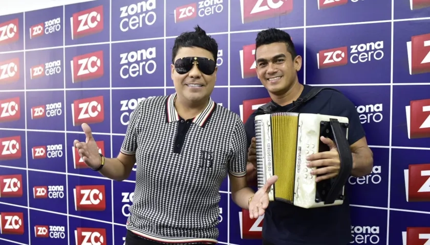 El cantante Churo Díaz junto a su acordeonista Elías Mendoza.