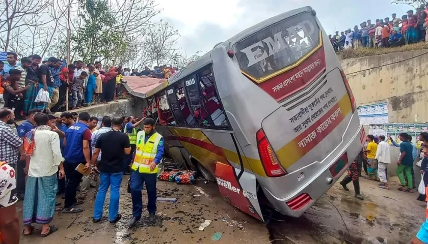Autoridades rescataron el bus en el que iban 30 pasajeros en Bangladesh
