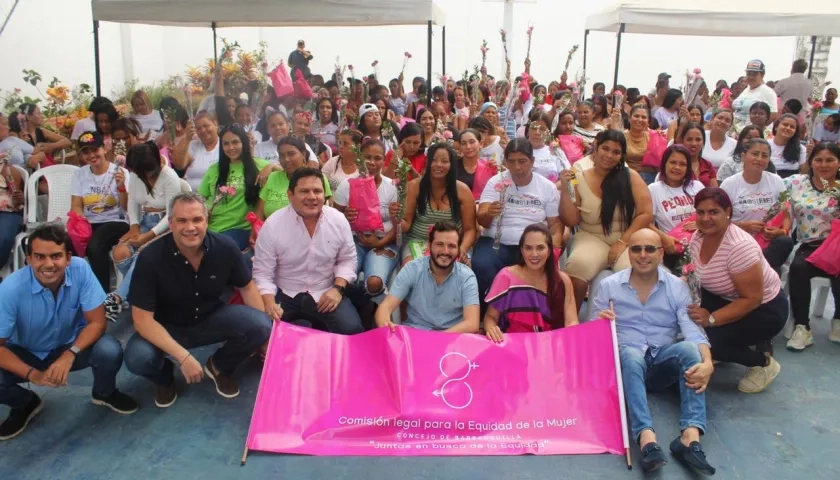 Integrantes de Comisión Legal para la Equidad de la Mujer del Concejo Distrital posan junto a las internas que asistieron a la sesión de este miércoles.