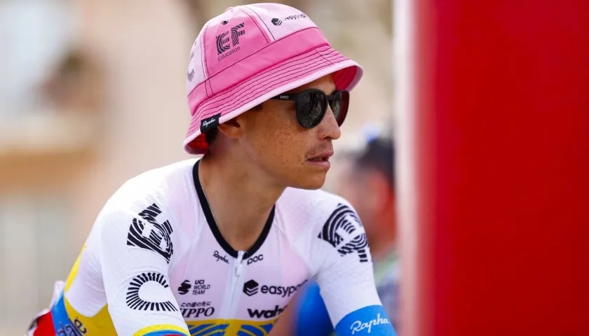 Esteban Chaves usando sombrero rosa.