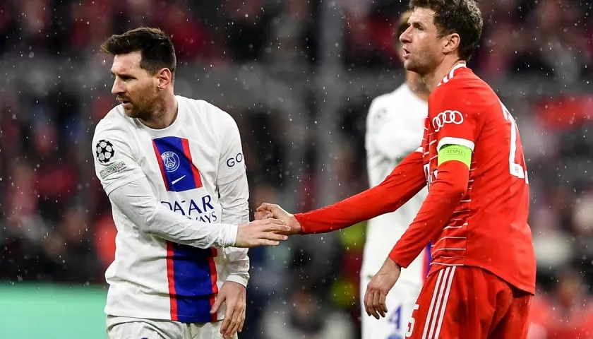 Lionel Messi y Thomas Müller se saludan durante el partido entre el PSG y el Bayern Múnich.  