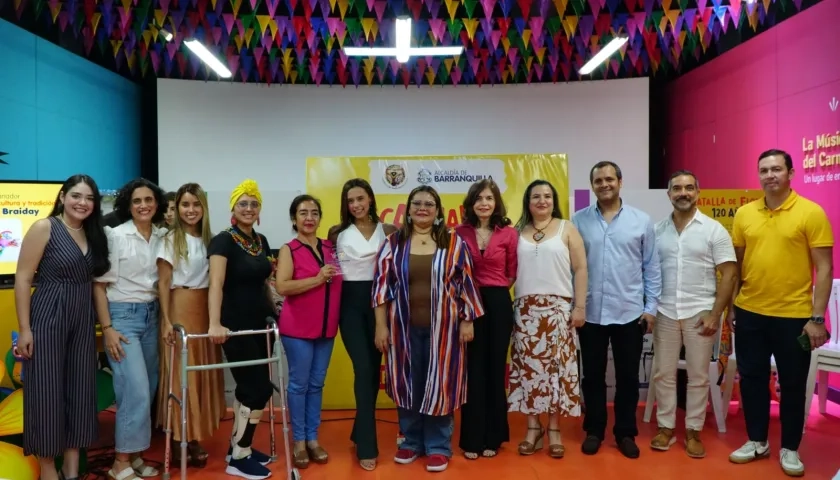 La Reina del Carnaval de Barranquilla, Natalia De Castro, junto a un grupo de microempresarios.