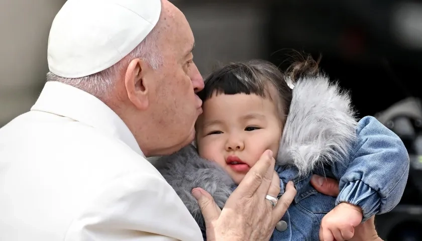 El papa Francisco besa a un niño este miércoles al final de su audiencia general semanal en la Plaza de San Pedro.