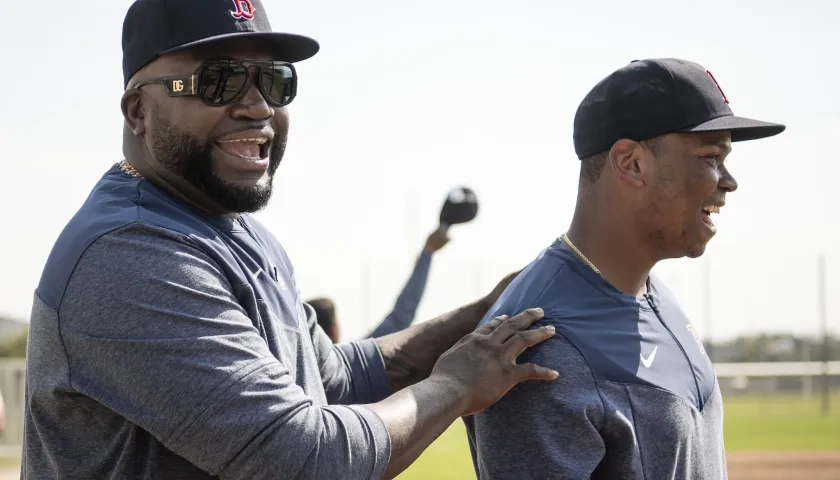 David Ortiz y Rafael Devers, pelotero de los Medias Rojas de Boston.