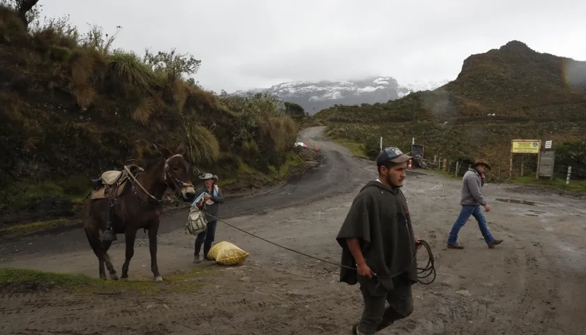 Campesinos que viven a orillas del volcán del Nevado del Ruiz.