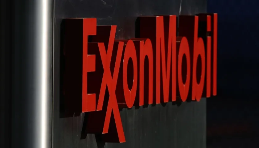 Fotografía de archivo en la que se registró un logo de la petrolera estadounidense ExxonMobil. 