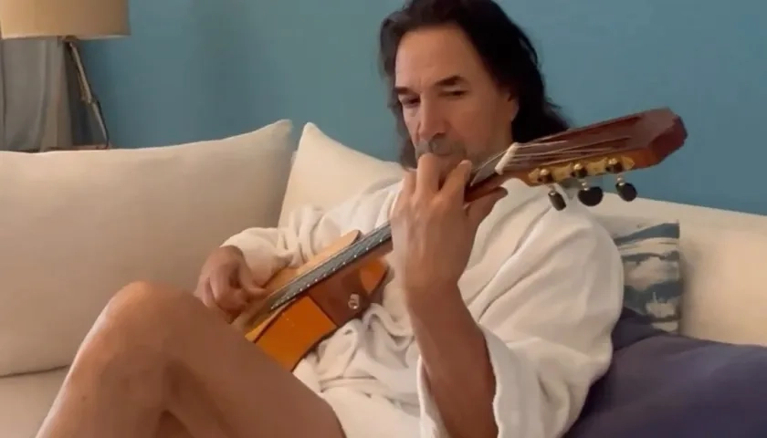 Marco Antonio Solís tocando su guitarra 