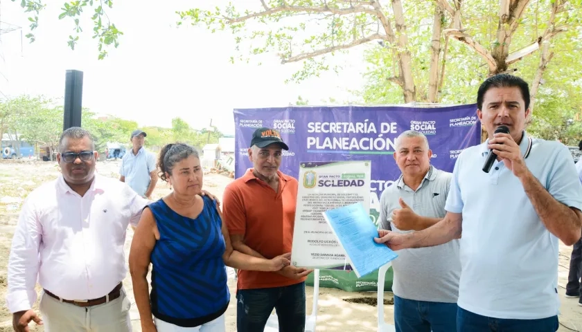 El Alcalde Rodolfo Ucrós en la visita que hizo este jueves a Villa Katanga II, nuevo barrio normalizado