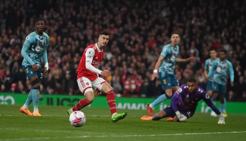 El brasileño Gabriel Martinelli, del Arsenal, perdió esta oportunidad de marcar ante el Southampton.