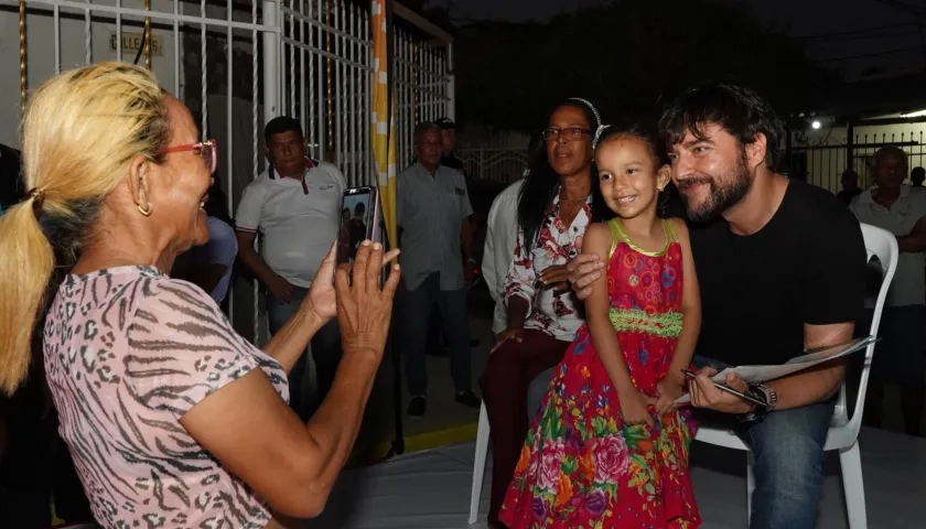 El Alcalde Jaime Pumarejo posa junto a una niña residente en el barrio Pumarejo donde entregó nuevas vías