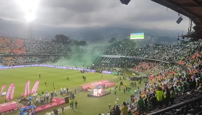Aspecto de los disturbios en el estadio Atanasio Girardot de Medellín. 