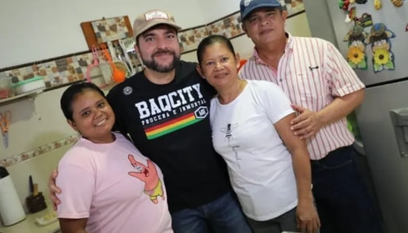 El Alcalde Pumarejo y su Secretario de Obras, Rafael Lafont, con una de las familias beneficiadas de Las Malvinas.