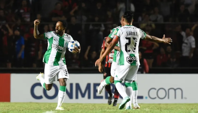Dorlan Pabón celebra tras marcar de penalti el gol del empate.
