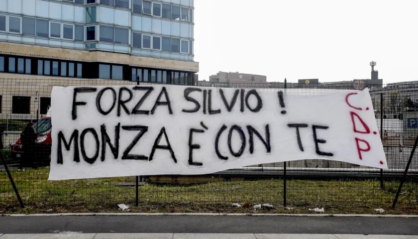 Aficionados del Monza, cuyo dueño es Berlusconi, colocaron esta pancarta afuera del hospital.