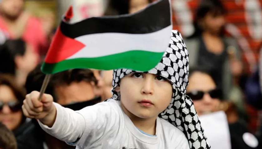 Un niño sostiene la bandera de Palestina