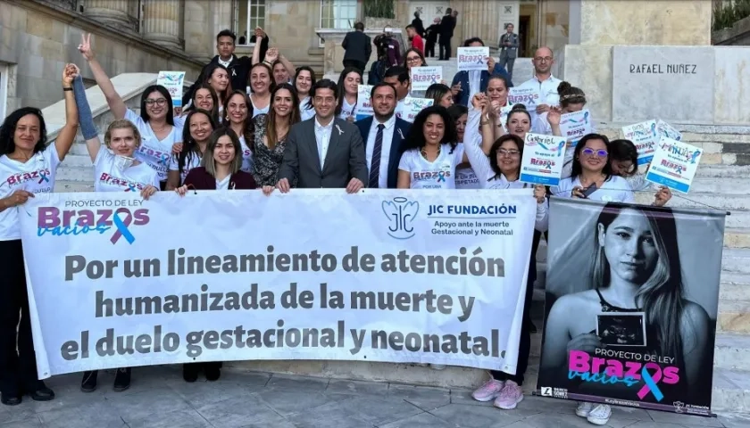 Mujeres que apoyan proyecto de ley "Brazos vacíos", con el senador Mauricio Gómez.