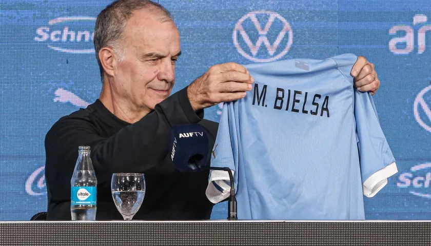 Marcelo Bielsa con la camiseta de la selección uruguaya con su nombre.