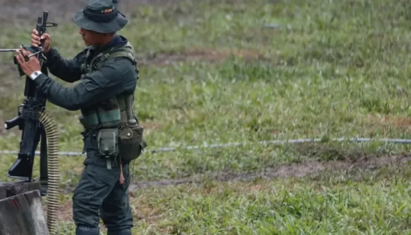 Un guerrillero de la disidencia de las FARC de 'Iván Mordisco' manipula un fusil en San Vicente del Caguán, en un evento el 18 de abril pasado.